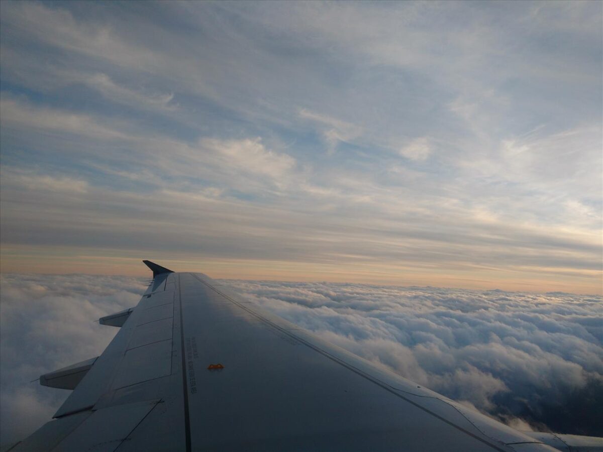 Volando en avión sobre las nubes